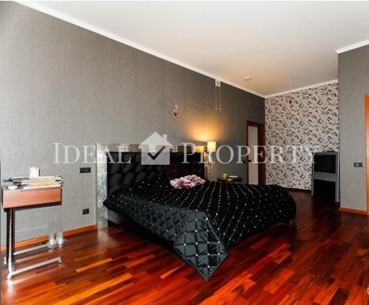 Lieliska savrupmāja Asaros, Jūrmalā, netālu no jūras.